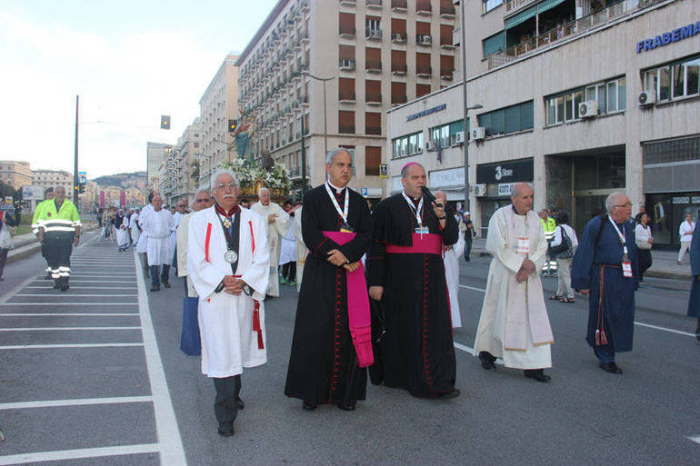 30_18 settembre 2016 - processione delle Confraternite in Piazzale Kennedy per la S. Messa finale
