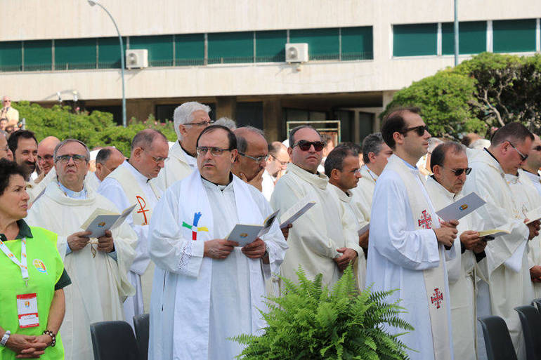 33_18 settembre 2016 - sacerdoti per la concelebrazione della S. Messa finale in P.le Kennedy