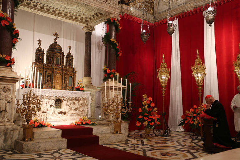 07_l'Arcivescovo in preghiera al 'secpolcro' della Cattedrale