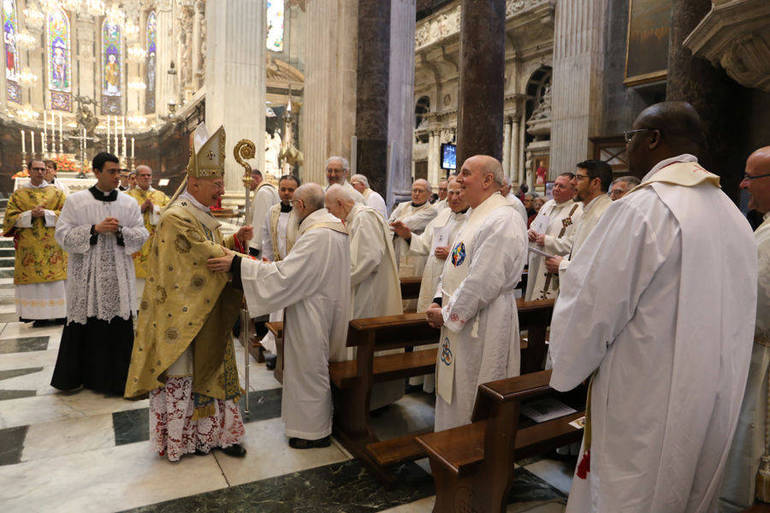 13_l'Arcivescovo saluta i sacerdoti al termine della celebrazione
