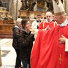 16_l'Arcivescovo saluta i pellegrini