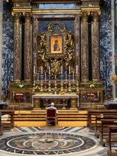 Il Papa a Santa Maria Maggiore prega per i dolori del mondo