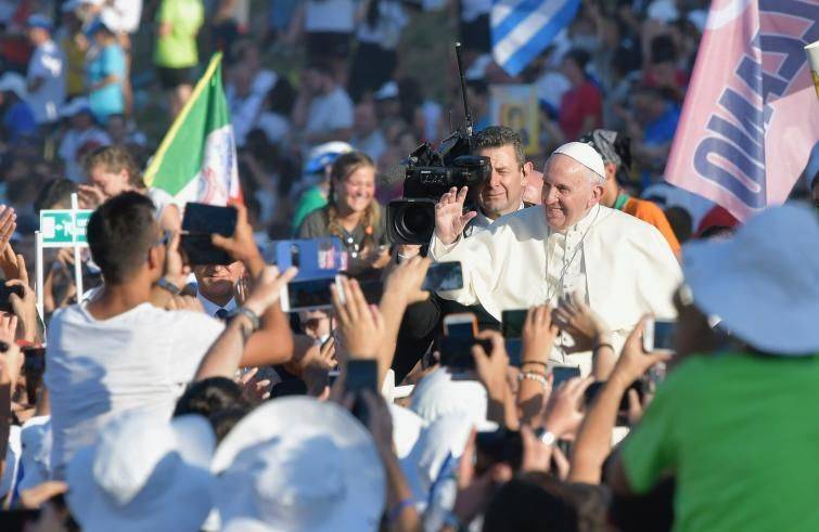 Il Papa ai giovani al Circo Massimo: "La Chiesa ha bisogno di voi"