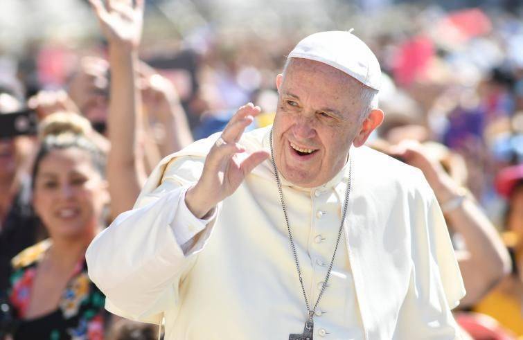 Il Papa all'Udienza Generale: "La Chiesa sia senza frontiere e apra le porte"