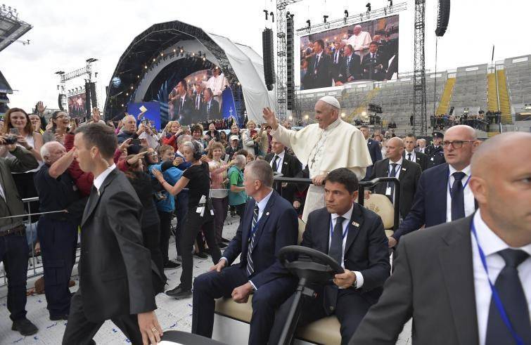 Il Papa alle famiglie riunite a Dublino: "Avanti con coraggio"