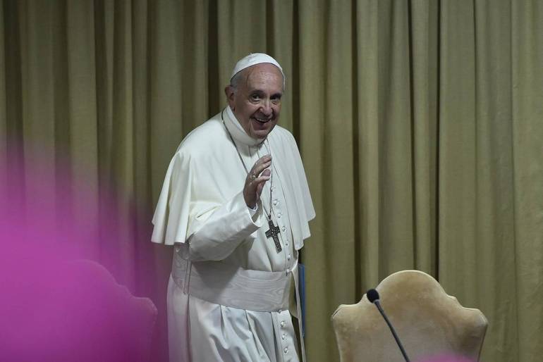 Il Papa: "Davanti all'indigenza, la ricchezza abbia una dimensione sociale"