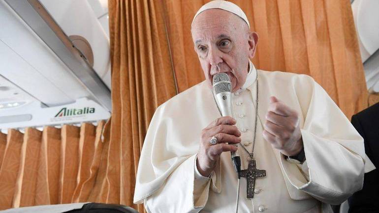 Il Papa, in volo da Bratislava, su vaccini, aborto e unioni omosessuali
