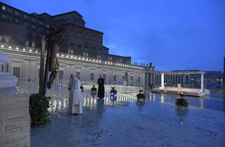 In Piazza San Pietro la preghiera di Papa Francesco per la fine della pandemia