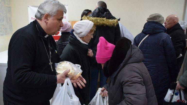 L'elemosiniere pontificio porta in Ucraina la solidarietà del Papa