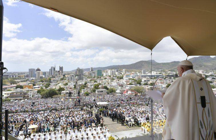 Papa a Port Louis: giovani sono prima missione della Chiesa, strapparli a mercanti di morte