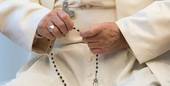 Papa Francesco ai fedeli: "Riscoprire la bellezza di pregare il Rosario"