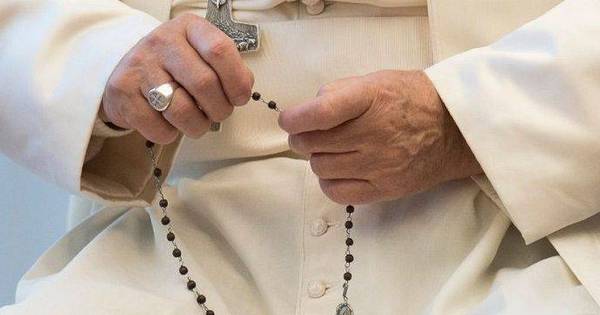 Papa Francesco Ai Fedeli Riscoprire La Bellezza Di Pregare Il Rosario Chiesa E Mondo Home Il Cittadino Di Genova