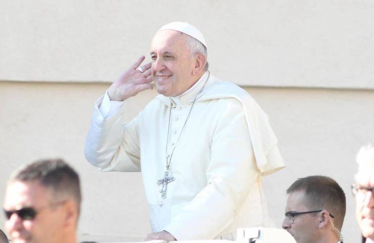 Papa Francesco ai giovani: " Non cercate Dio nel telefonino"
