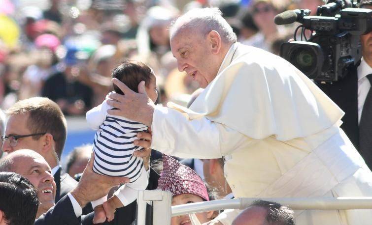 Papa Francesco all'Udienza del mercoledì: l'ideale è "la famiglia unita"