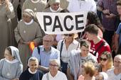 Papa Francesco all'Udienza Generale: «Che il Signore ci porti a una pace giusta»