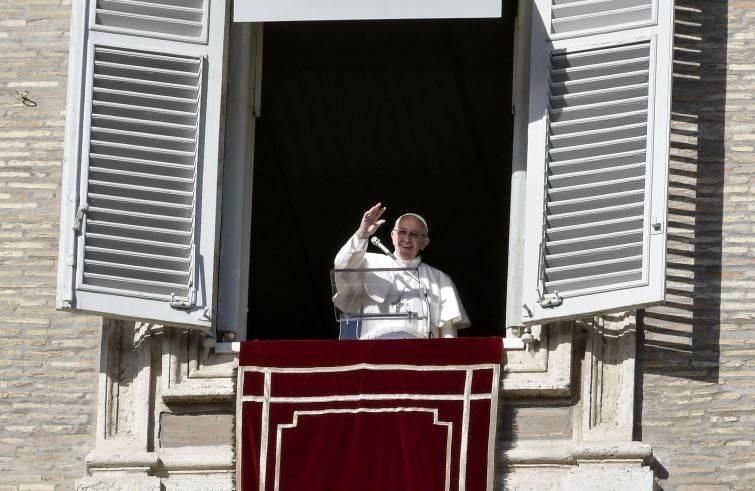 Papa Francesco: "Gesù si è fatto dono per gli altri, modello di amore e di servizio per ciascuno"