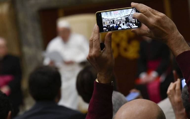 Papa Francesco: «L'uomo non diventi cibo per gli algoritmi»
