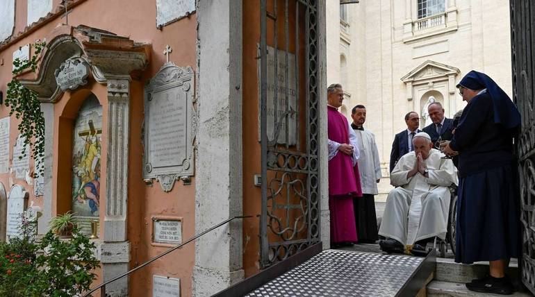 Papa Francesco nella Commemorazione dei Defunti: "Nella sala d'attesa del Mondo per entrare in Paradiso"