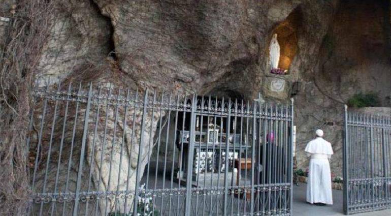 Papa Francesco recita il Rosario dalla Grotta di Lourdes nei Giardini Vaticani