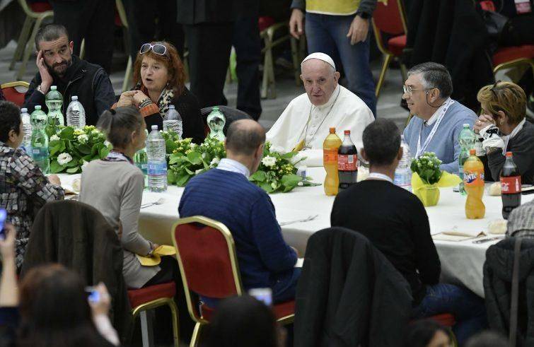 Papa Francesco: ridare "speranza" ai poveri, vittime della "battuta di caccia" dei ricchi