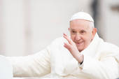 Pasqua - Papa Francesco: «Il Signore ci ha aperto un ponte verso la vita»