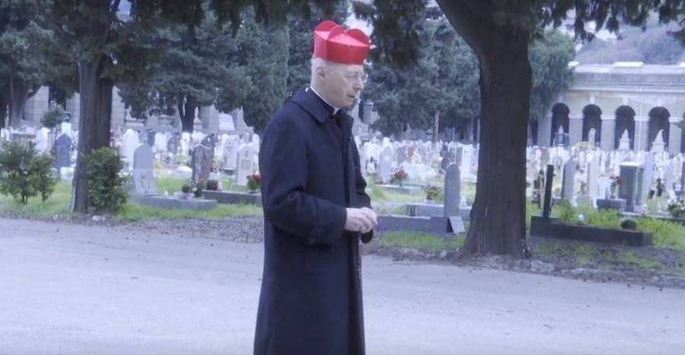 L'Arcivescovo in preghiera nel Cimitero di Staglieno