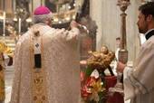 L'Arcivescovo nella S. Messa della notte di Natale: "Accogliamo l'abbraccio di Dio"