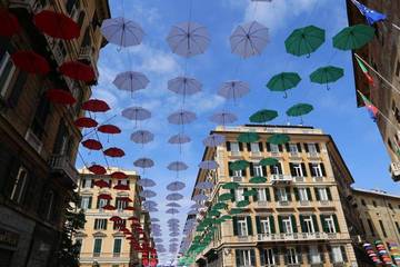 01_gli ombrelli tricolori in Via Roma