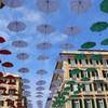 01_gli ombrelli tricolori in Via Roma