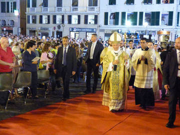 01_15 settembre 2016 - Cardinale Bagnasco all'inizio  della S. Messa in Piazza Matteotti
