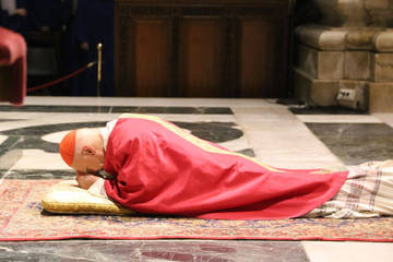 01_l'Arcivescovo prostrato sul pavimento del presbiterio