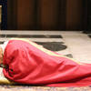 01_l'Arcivescovo prostrato sul pavimento del presbiterio