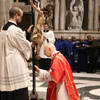 05_l'Arcivescovo bacia la croce