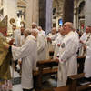 13_l'Arcivescovo saluta i sacerdoti al termine della celebrazione