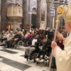 01_l'Arcivescovo saluta i malati presenti alla celebrazione
