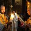 06_l'Arcivescovo accende la candela dal cero pasquale