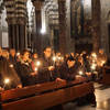 08_i fedeli in Cattedrale con le candele accese