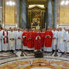 21_l'Arcivescovo e i sacerdoti genovesi nella sacristia di San Pietro