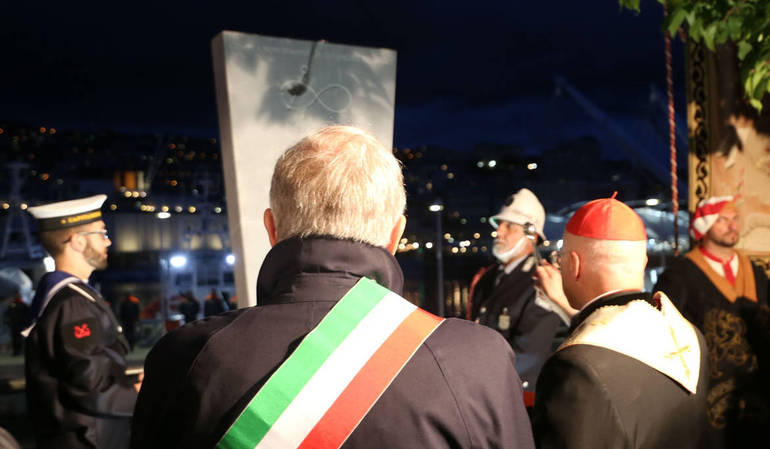 Una stele per le nove vittime del Molo Giano