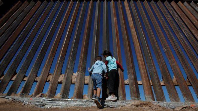 Frontiera messicana: Trump firma lo stop alla separazione delle famiglie