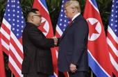 Stretta di mano tra Kim e Trump